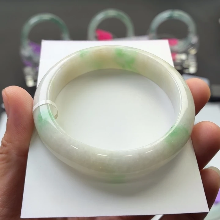 翡翠手镯未镶嵌翡翠手镯