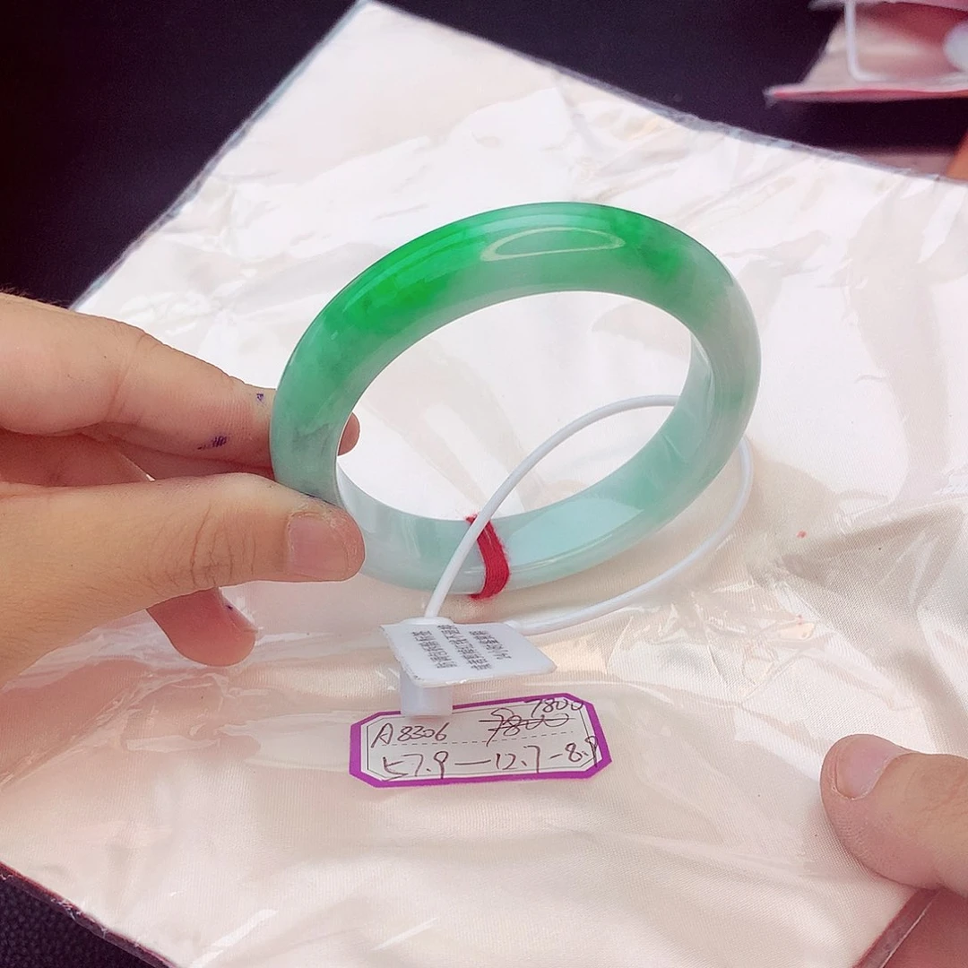 翡翠手镯未镶嵌翡翠
