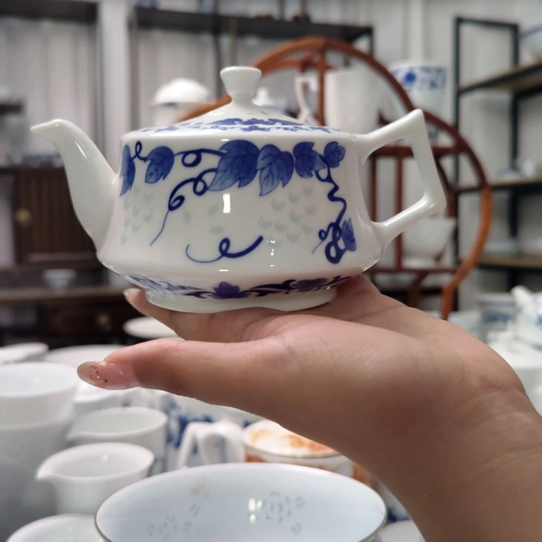 瓷老款紫藤茶壶一个