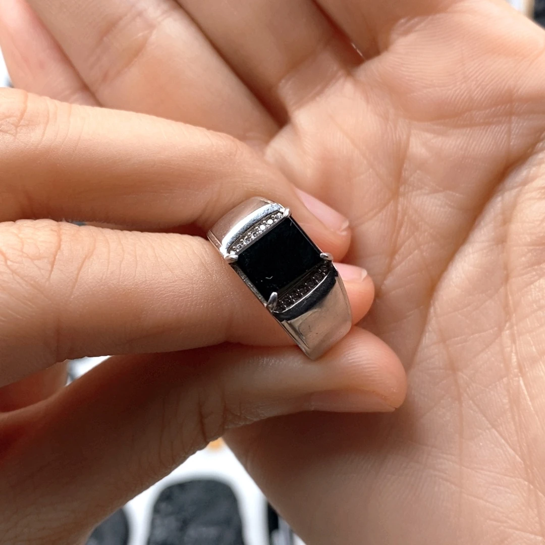 颈饰未镶嵌翡翠戒指