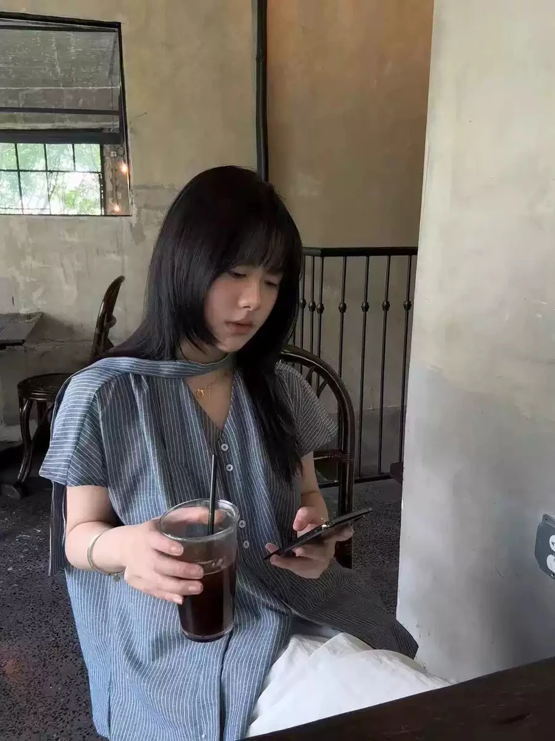 夏季小个子宽松巨好看的短袖衬衫女上衣新款v领设计感飘带衬衣女