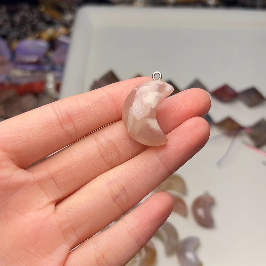橘***9玛瑙/玉髓合金珠宝半成品G354。天然樱花玛瑙月亮吊坠一个