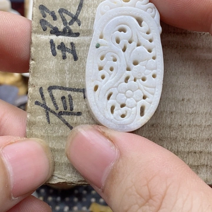 颈饰未镶嵌硅化珊瑚（珊瑚玉）灯**珊小