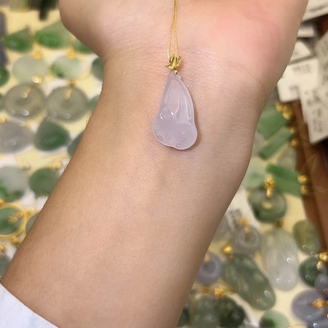 翡翠18K金镶嵌颈饰莲蓬