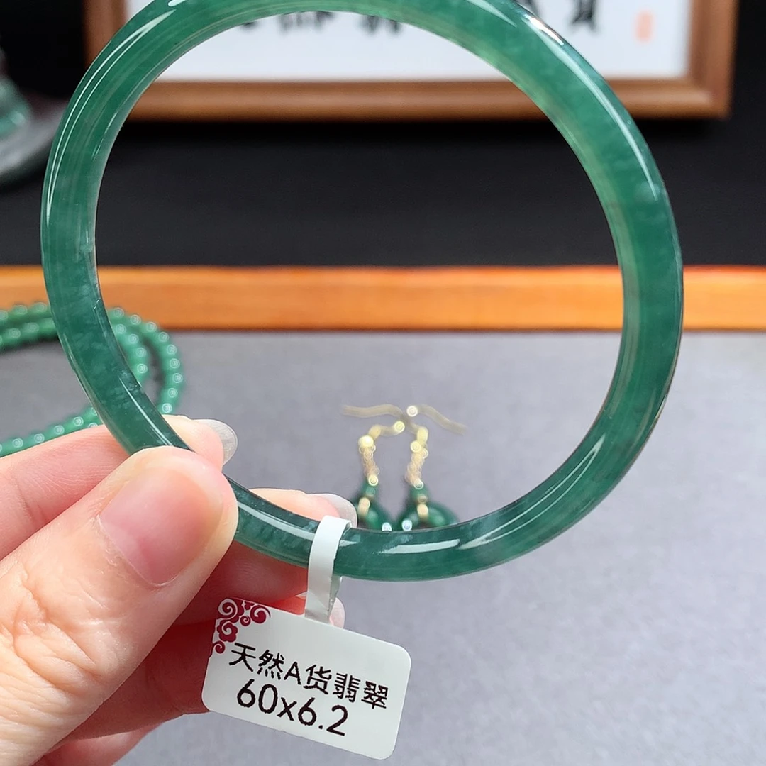 翡翠手镯（圆镯）未镶嵌