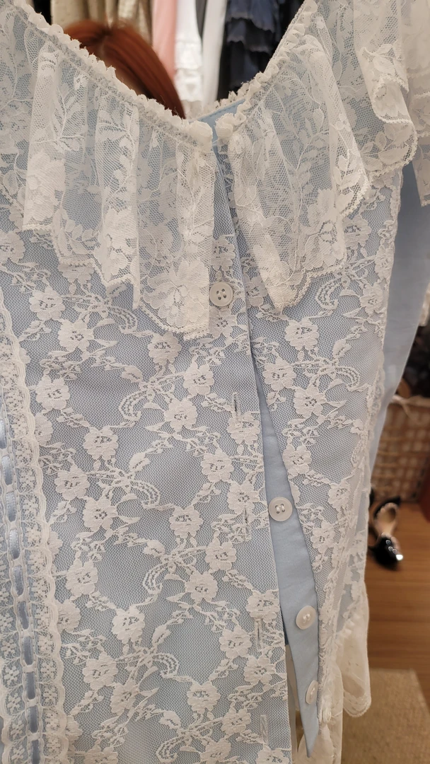 法式浪漫荷叶边小衫搭配蓝色吊带连衣裙