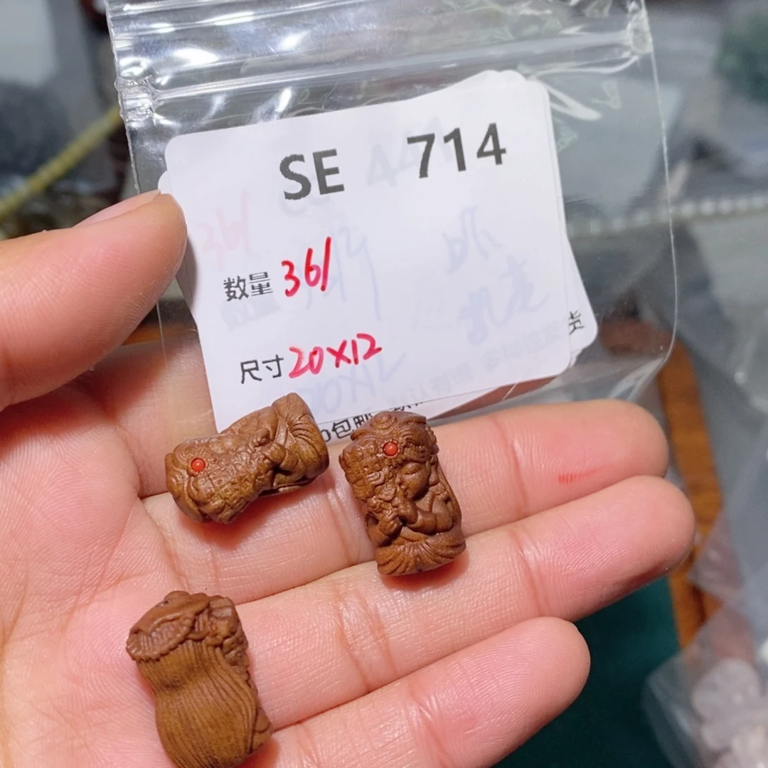 檀香木吊坠SE714。一个