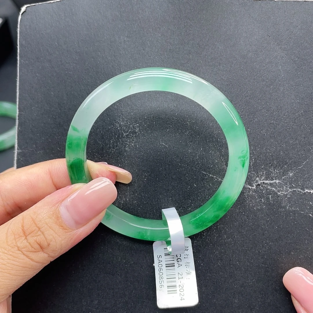 狸***主石英质玉手镯未镶嵌