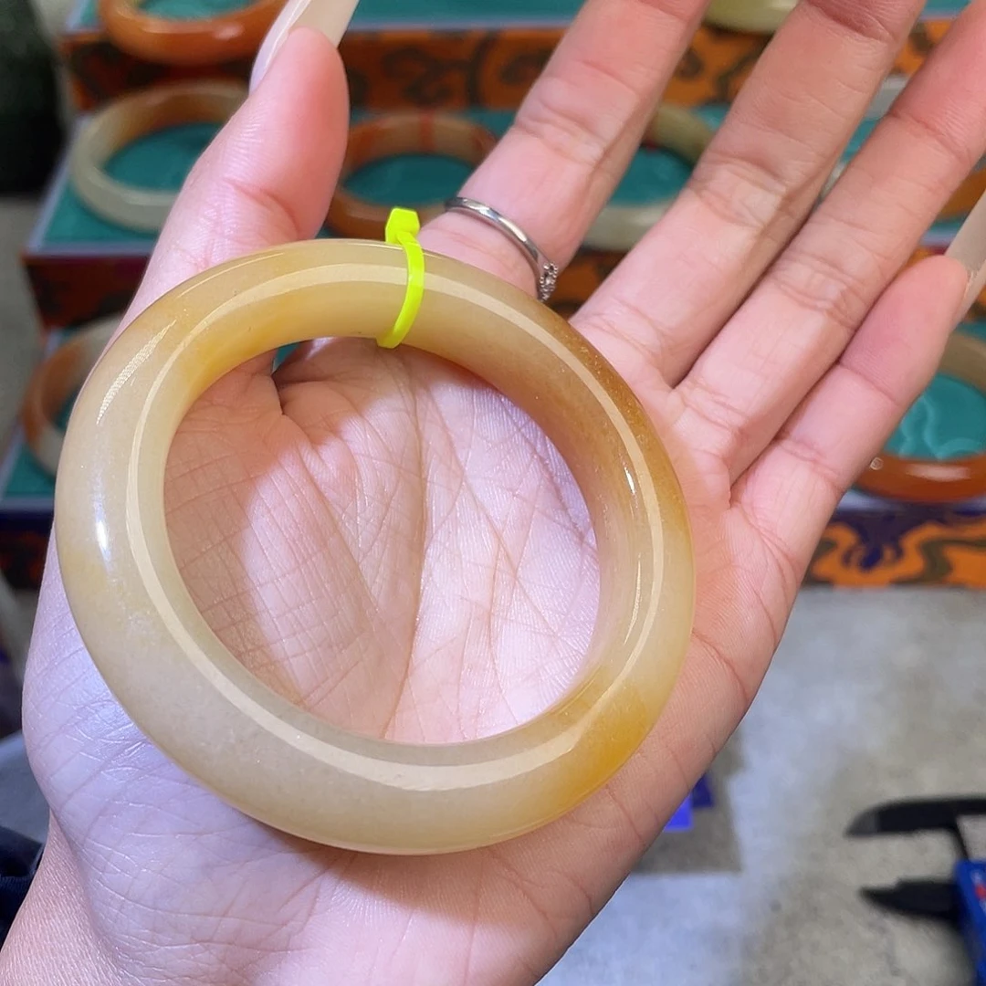 未镶嵌石英质玉（黄龙玉）手镯