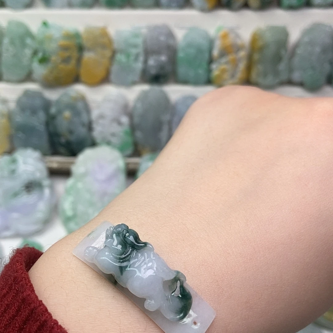 翡翠未镶嵌吊坠(赠链)
