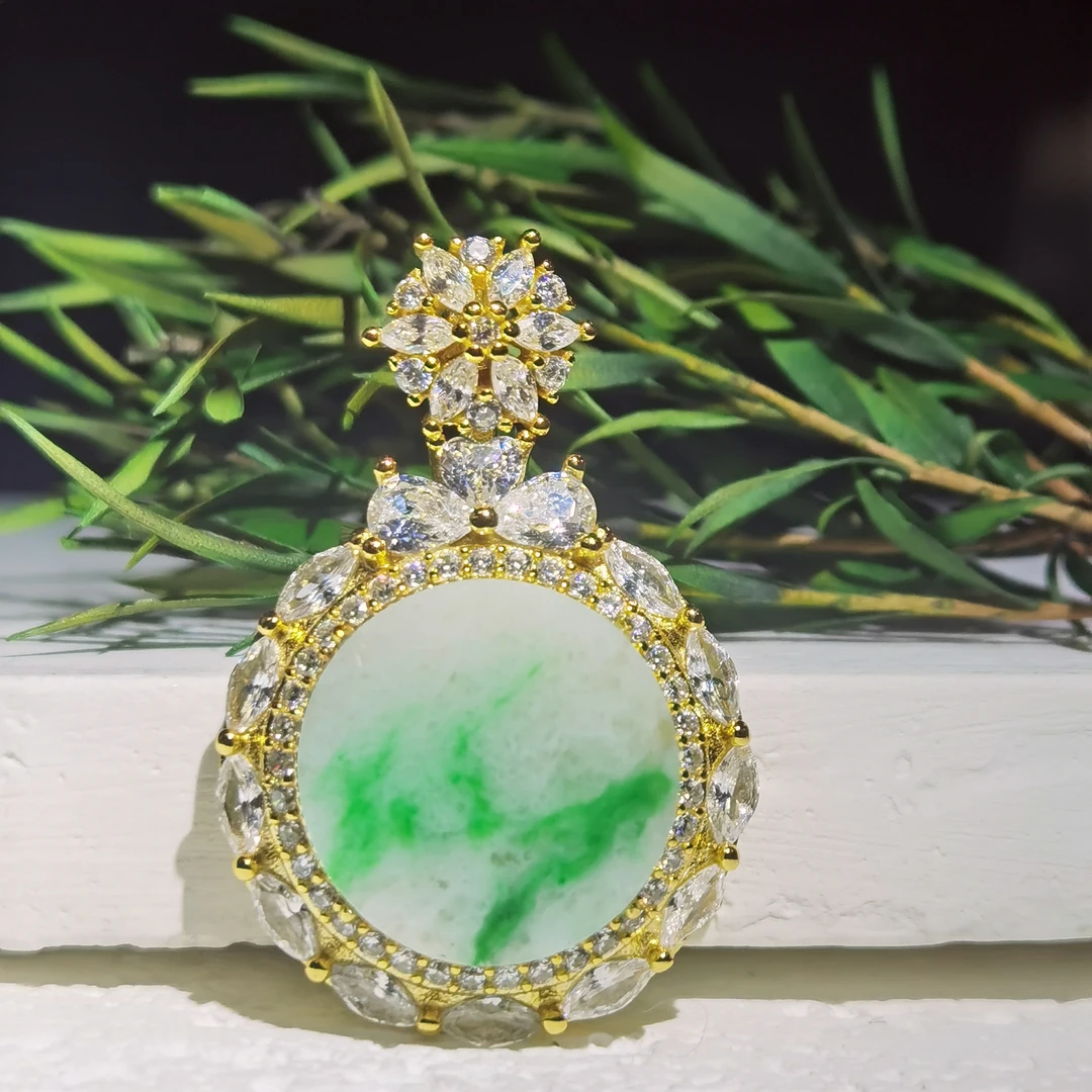 天然缅料A货翡翠圆牌吊坠/一件（微瑕）多样性