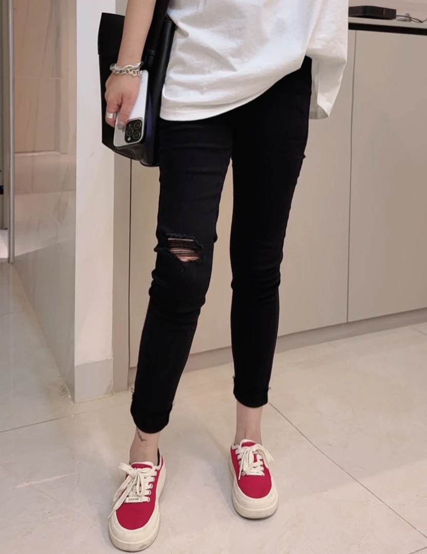 【不得不爱】2025新款休闲显瘦真破洞小脚牛仔裤