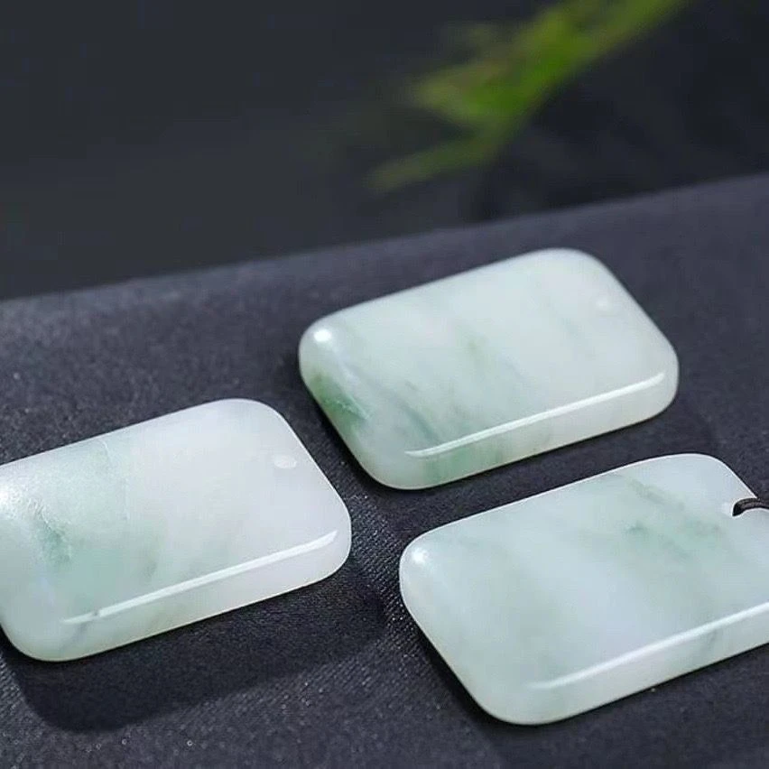 精品天山冰翠无事牌吊坠多样性发一个尺寸高度36宽度27厚度10