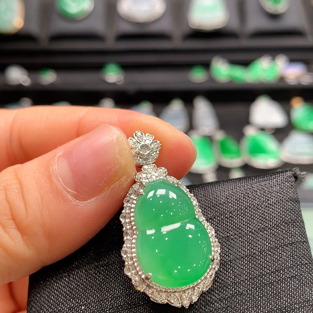 翡翠18K金镶嵌颈饰葫芦