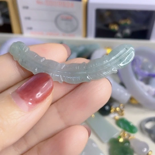 翡翠未镶嵌颈饰羽毛