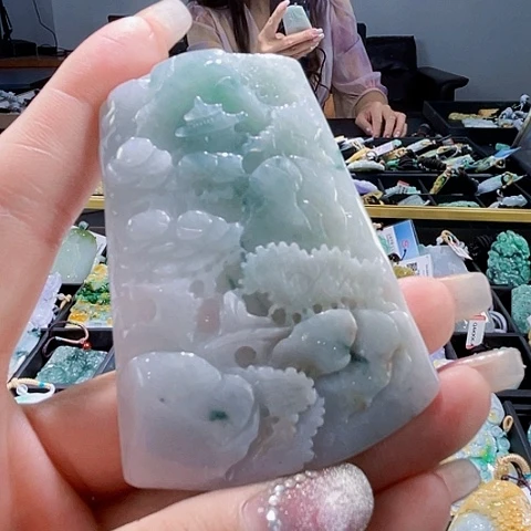 翡翠未镶嵌颈饰一个