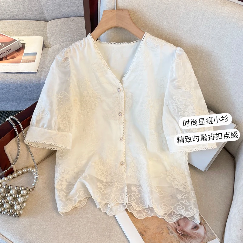 67055大码女装胖m夏季温柔风刺绣V领气质高端减龄遮肚百搭上衣