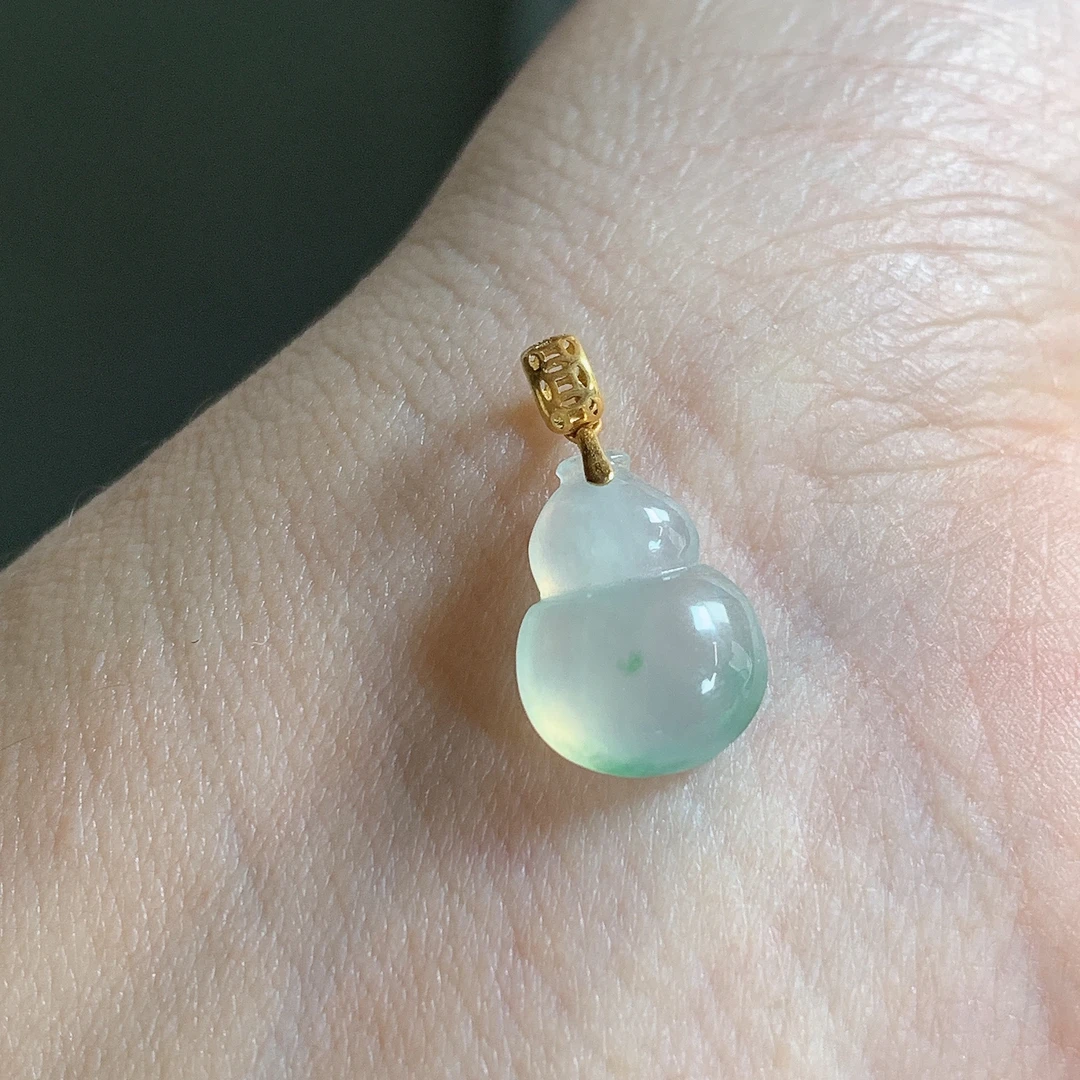 天然缅甸翡翠A货18k金冰种飘花葫芦吊坠，尺寸17.6*12.5*9.4*4.2