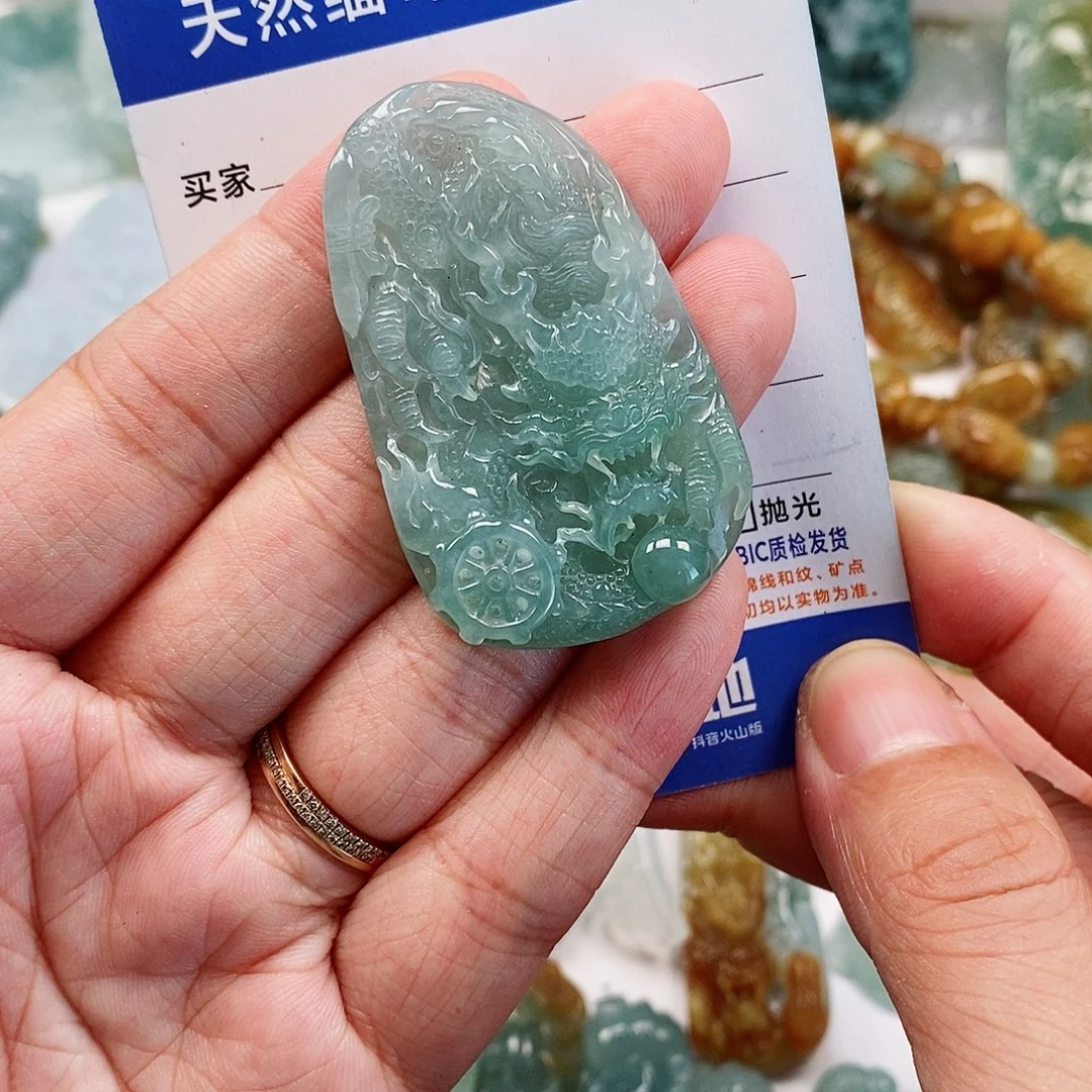 翡翠未镶嵌颈饰龙牌