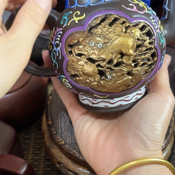 茶壶紫砂原矿泥料手工制作的一把紫砂壶。