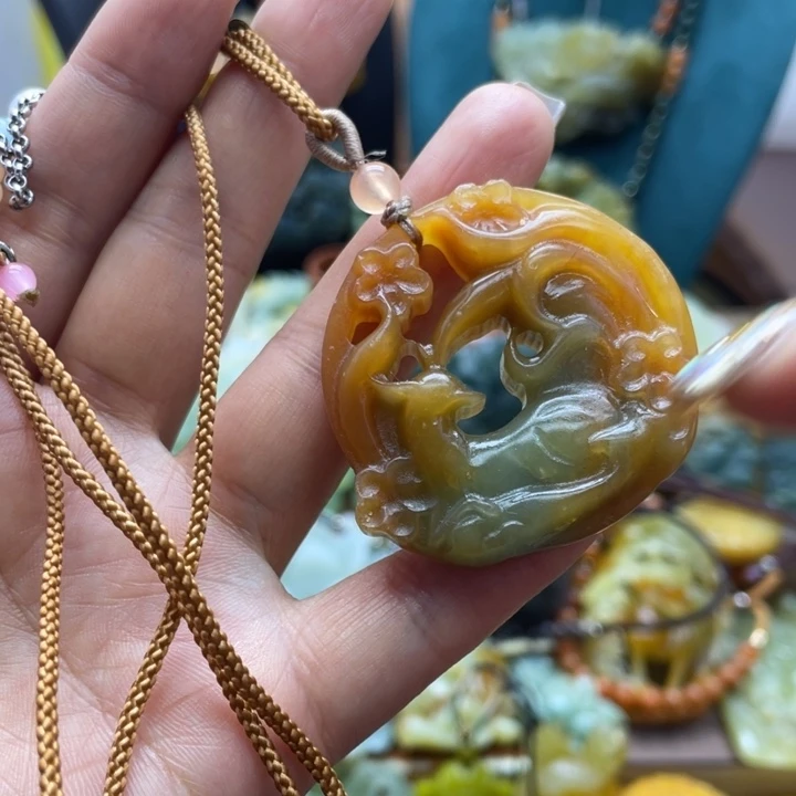 蛇纹石玉未镶嵌颈饰