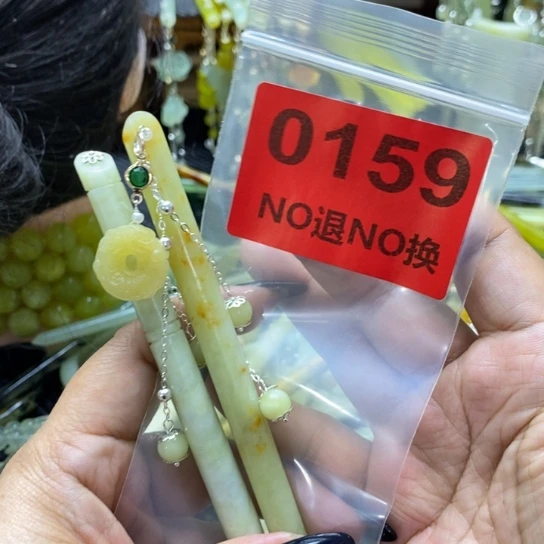 -***瘋未镶嵌蛇纹石玉发簪