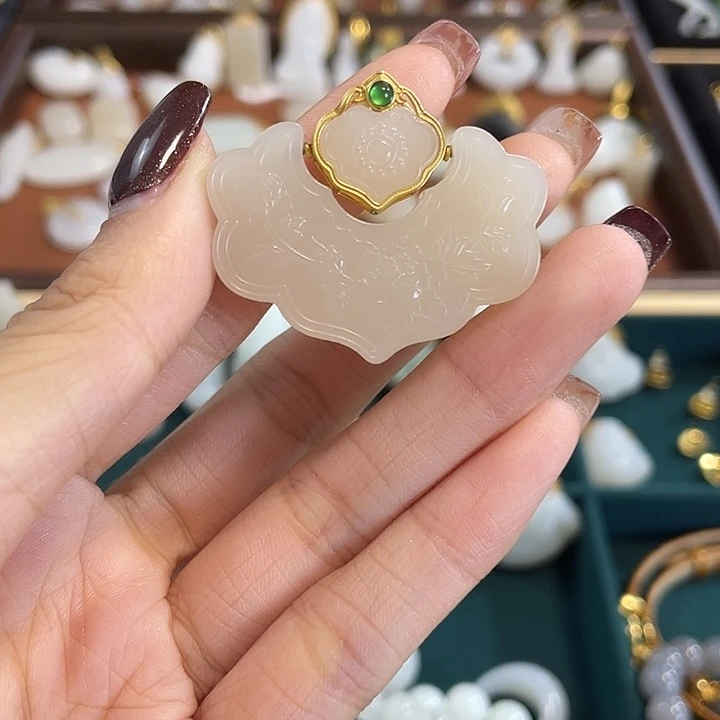 和田玉18K金镶嵌颈饰