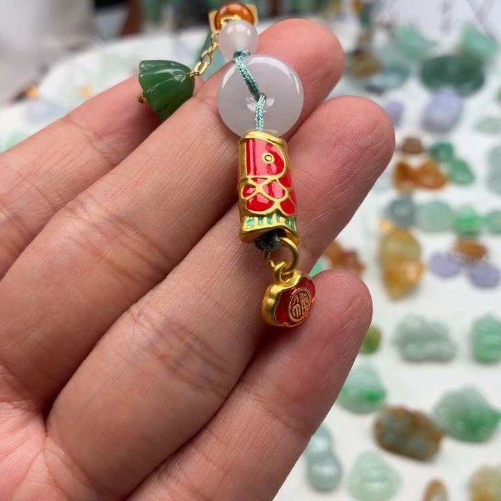 翡翠未镶嵌颈饰鱼头