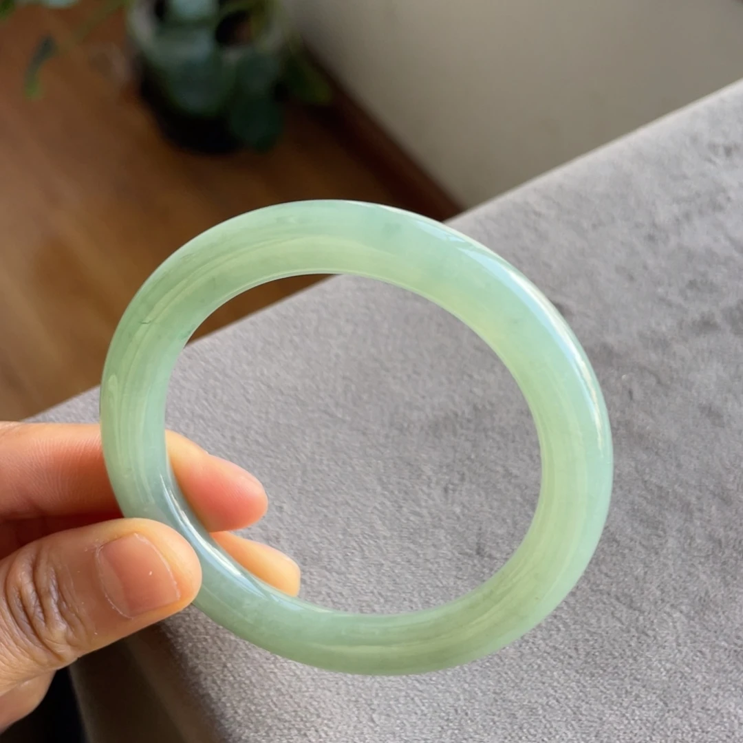 翡翠未镶嵌手镯绿底圆条