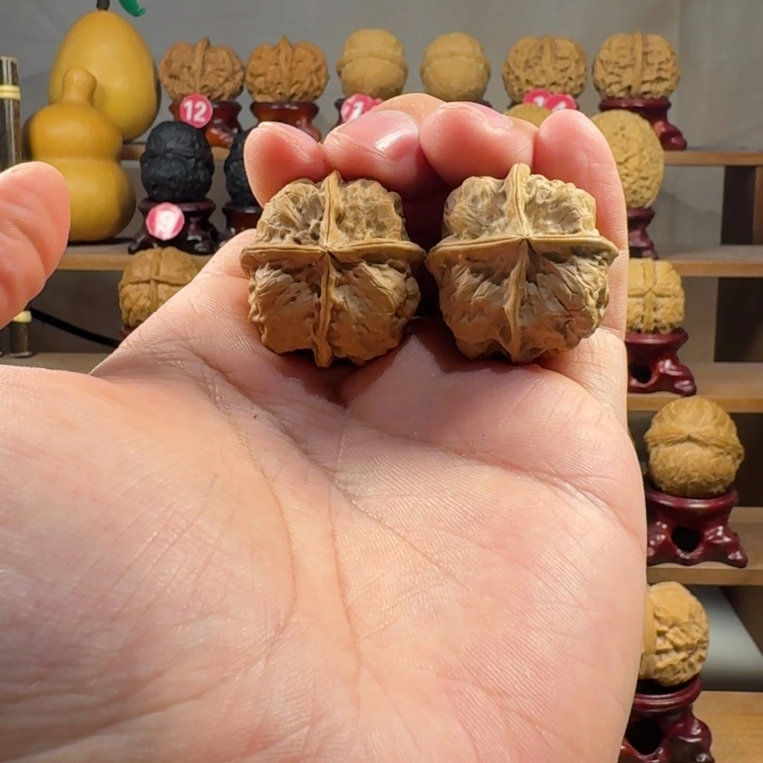 铁核桃把件珊瑚四棱