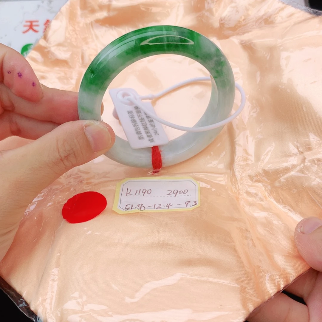 翡翠手镯未镶嵌翡翠