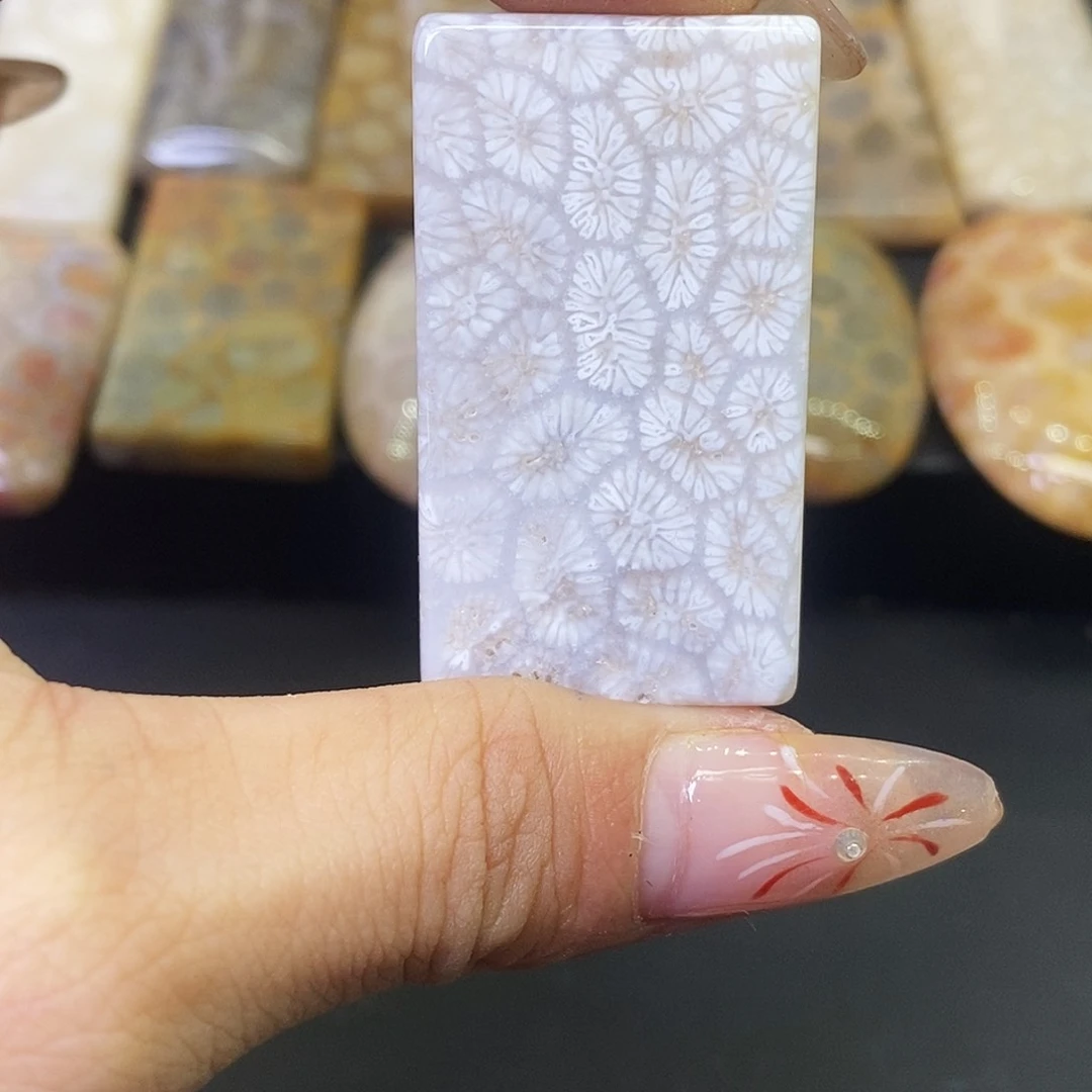 硅化玉颈饰合金是**