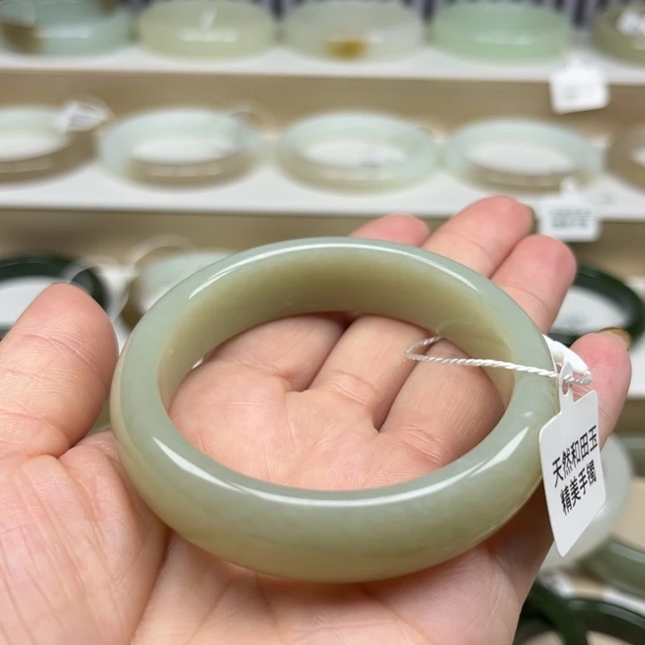 和田玉手镯未镶嵌好**连