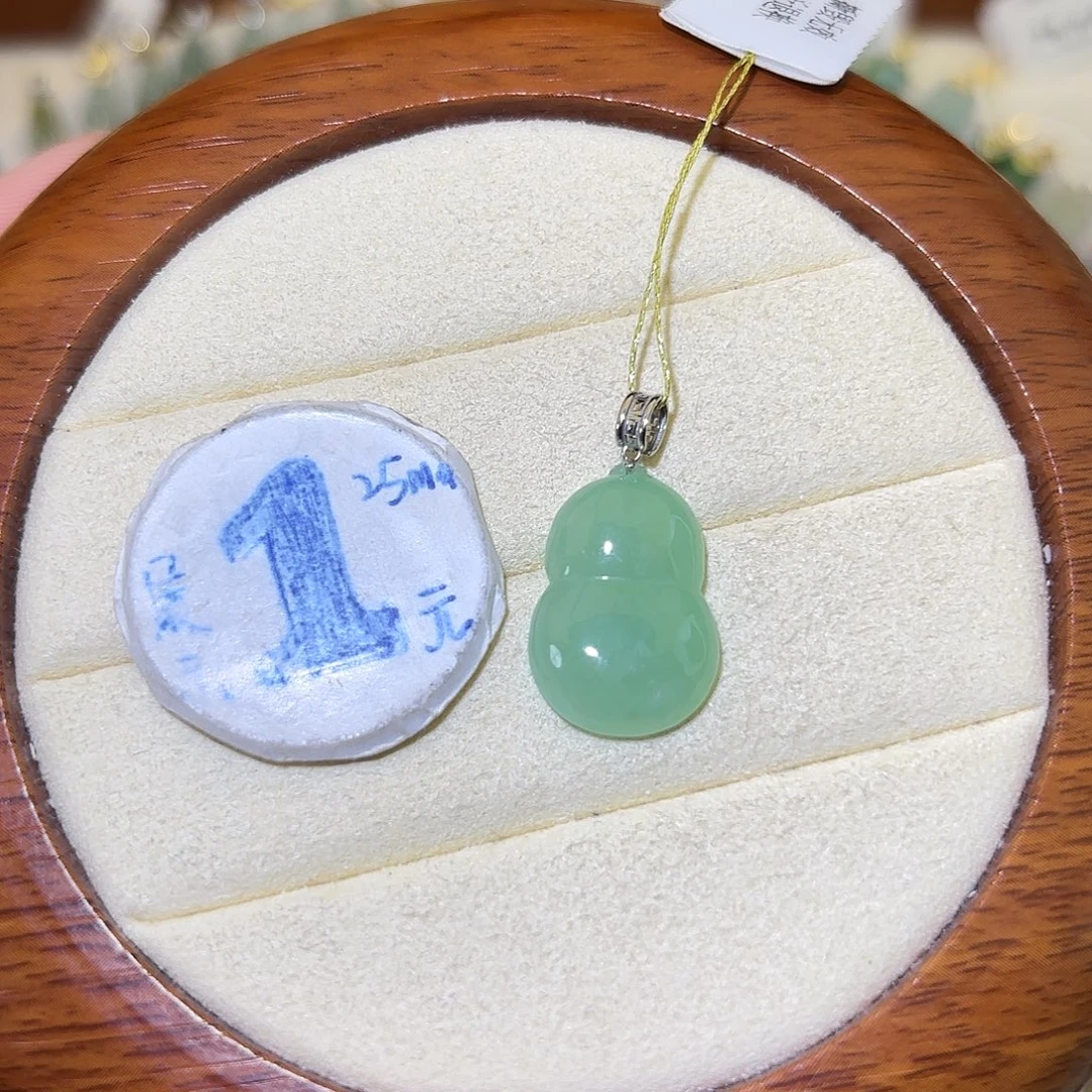 翡翠18K金镶嵌颈饰葫芦