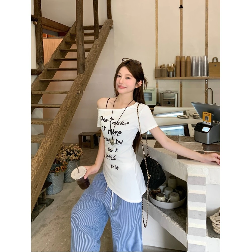 斜肩辣妹字母短袖T恤女夏季修身露肩收腰甜酷印花上衣显瘦设计感