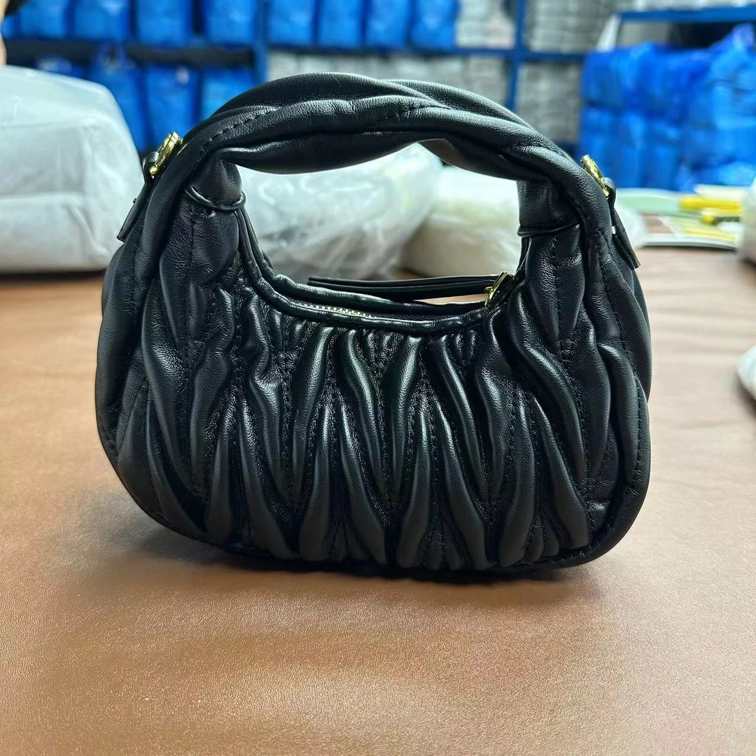 【小裴dy1103】潮流斜跨包手拎包晚宴包单肩休闲单肩包褶皱黑色肩包