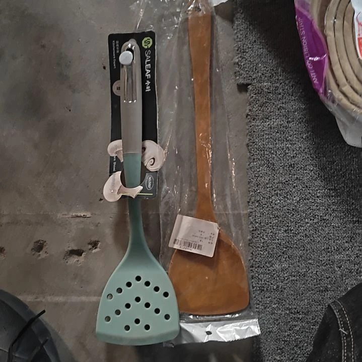 发两个锅铲抓紧去拍