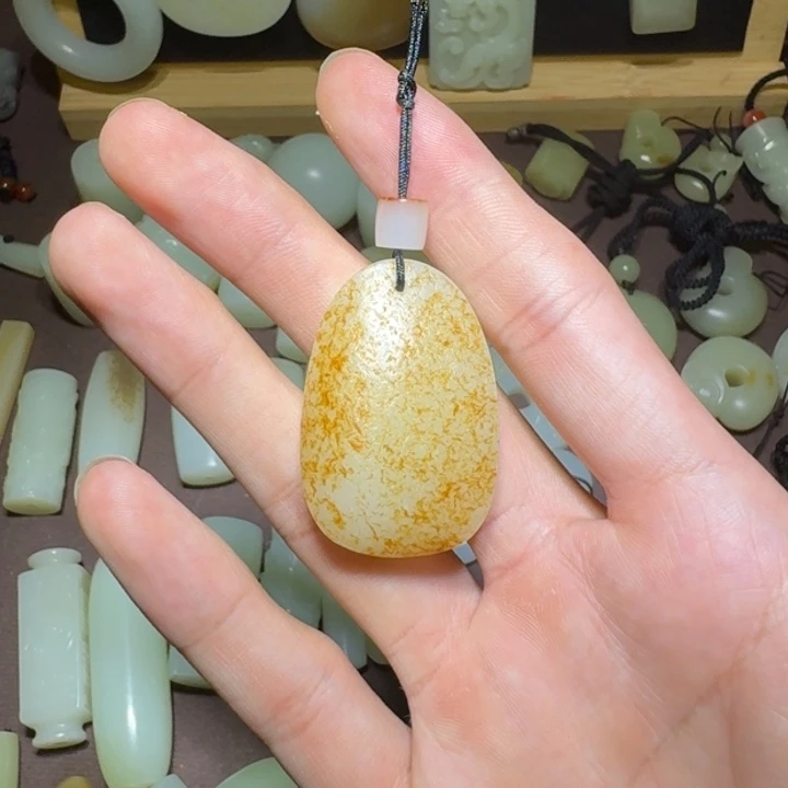 充***钟颈饰未镶嵌和田玉