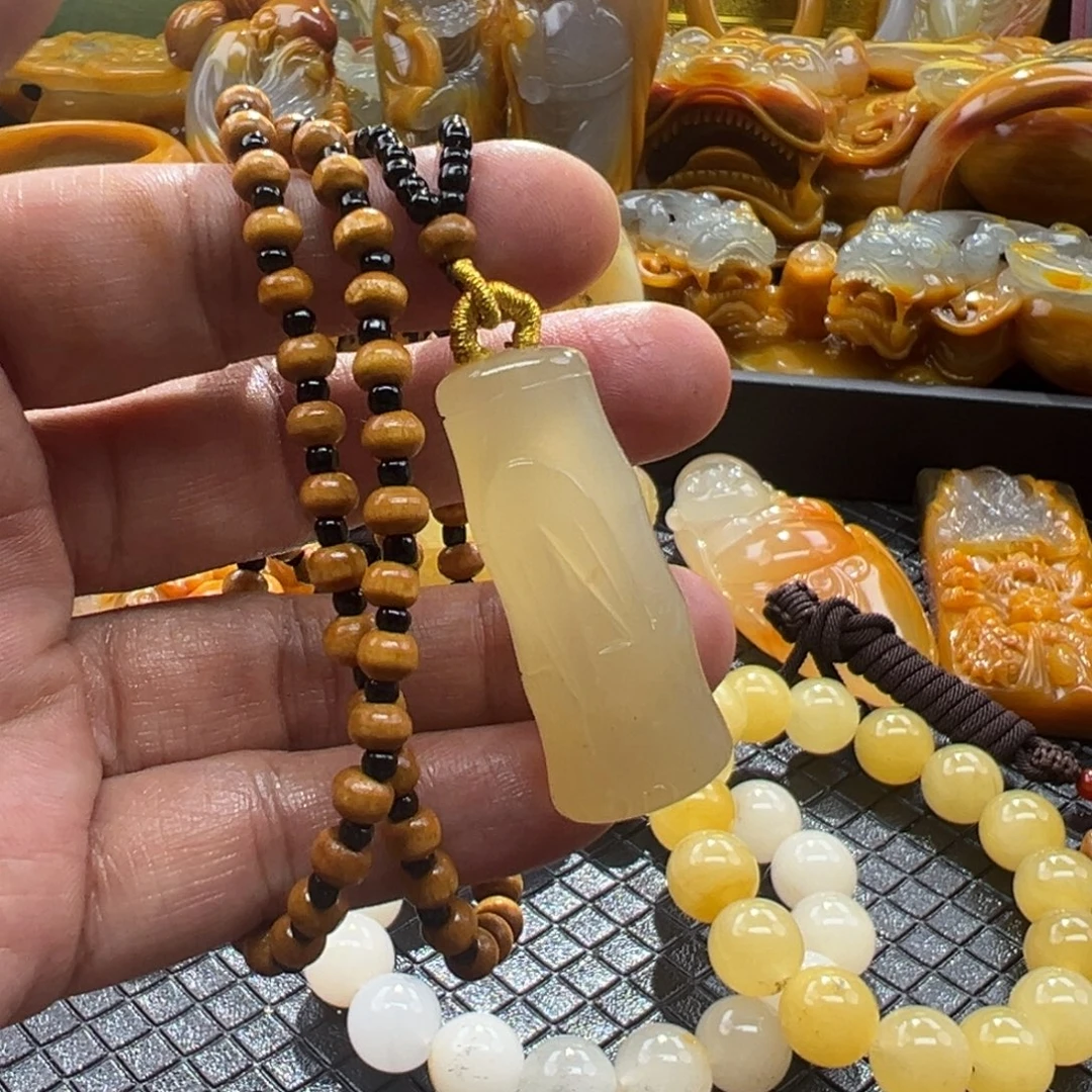 石英质玉未镶嵌颈饰