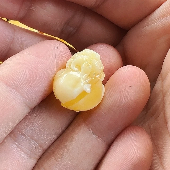 蜜蜡未镶嵌珠宝奇石花****朝蜜蜡貔貅，打孔不退