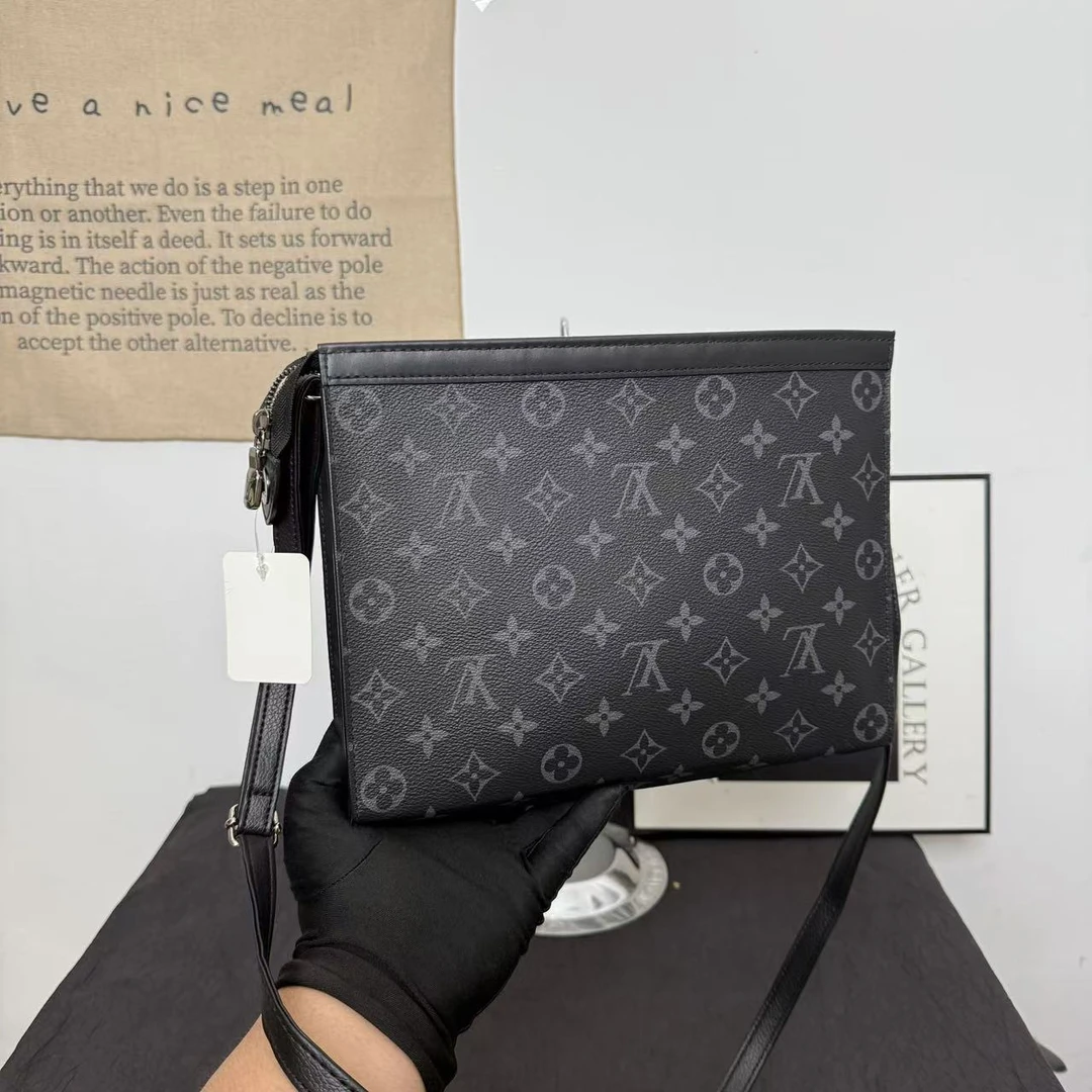 95新 LouisVuitton/路易威登 lv黑武士洗漱包26/斜挎包手拿包
