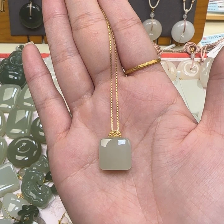 和田玉18K金镶嵌颈饰