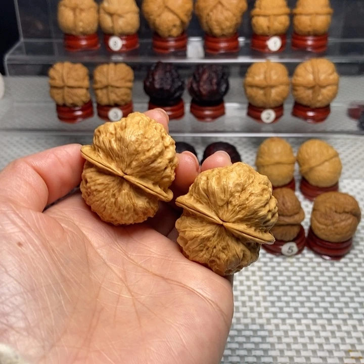 文玩核桃把件47碧波金蟾