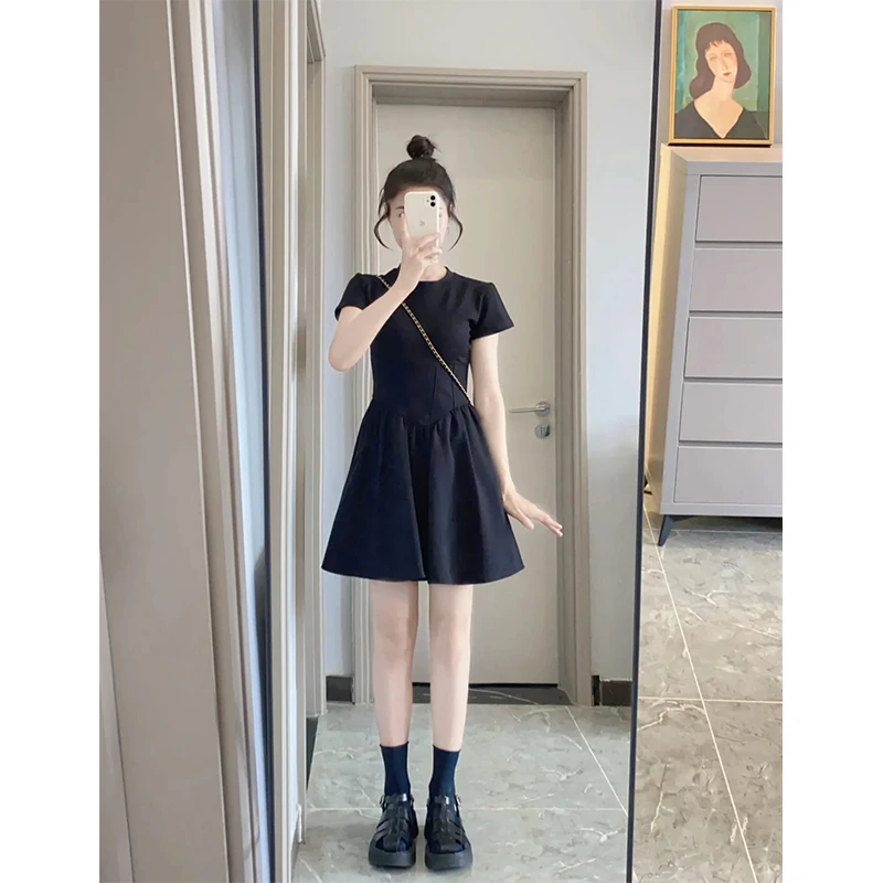 黑色正肩有袖连衣裙女夏赫本风小黑裙掐腰短裙夏日绝美俏皮小裙子
