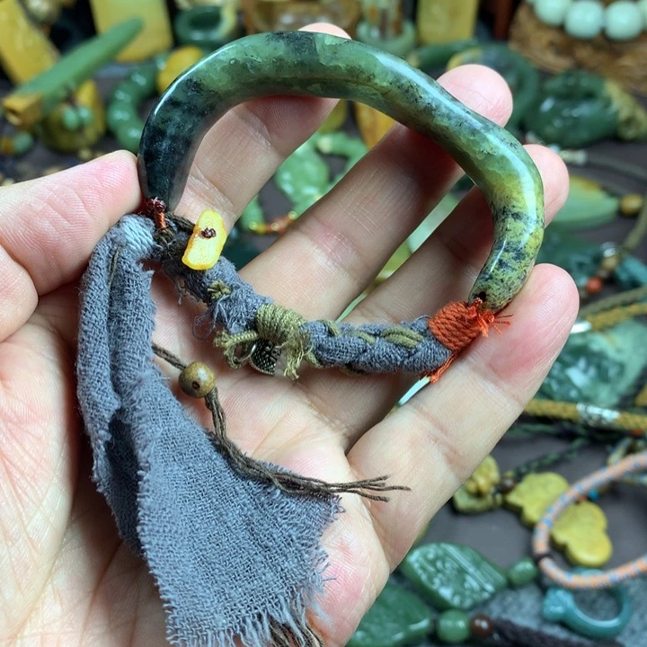 吊坠(赠链)未镶嵌岫岩河磨玉（透闪石质玉）晴**憩
