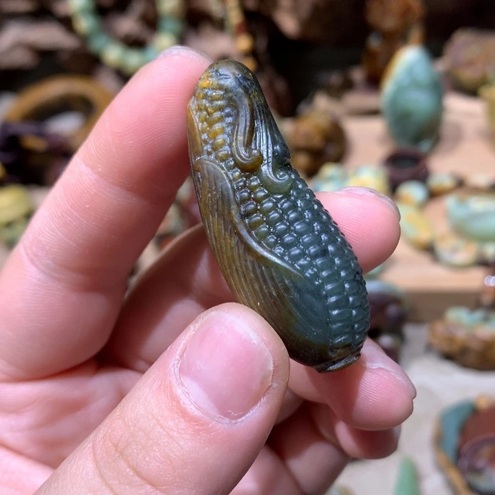 未镶嵌岫岩河磨玉（透闪石质玉）挂件