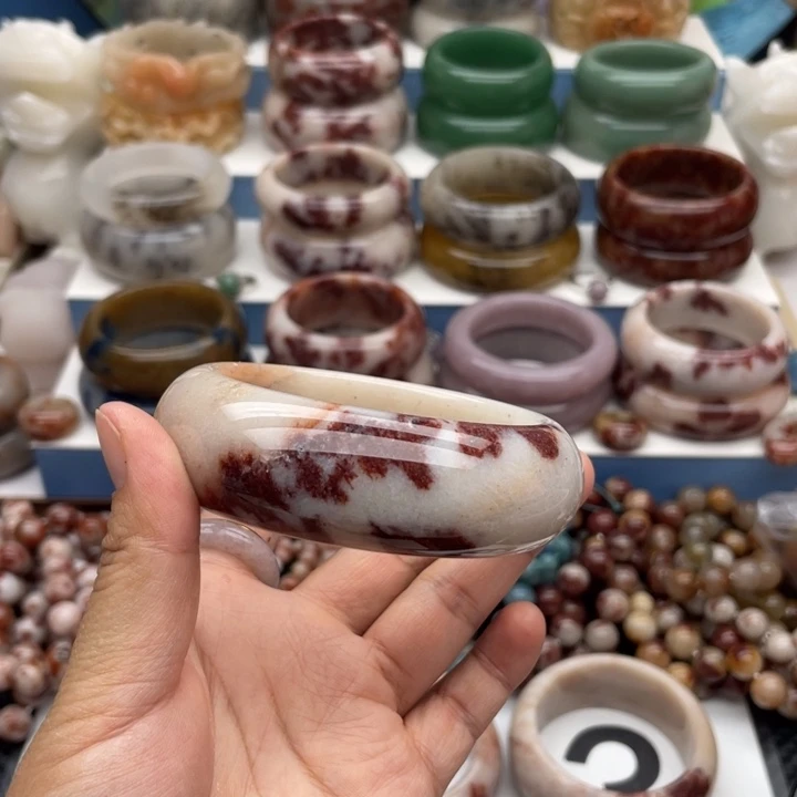 石英质玉（佘太翠）未镶嵌手镯