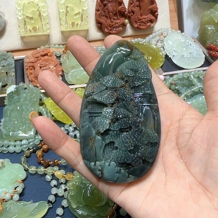 未镶嵌蛇纹石玉吊坠
