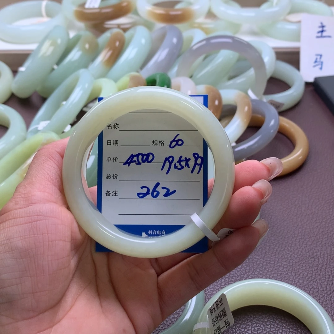 和田玉手镯未镶嵌L*。