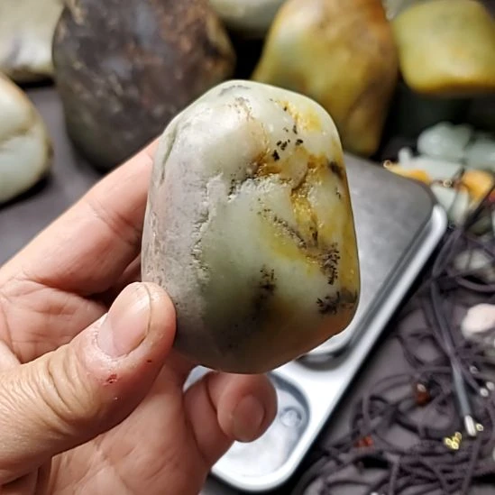 和田玉未镶嵌把件